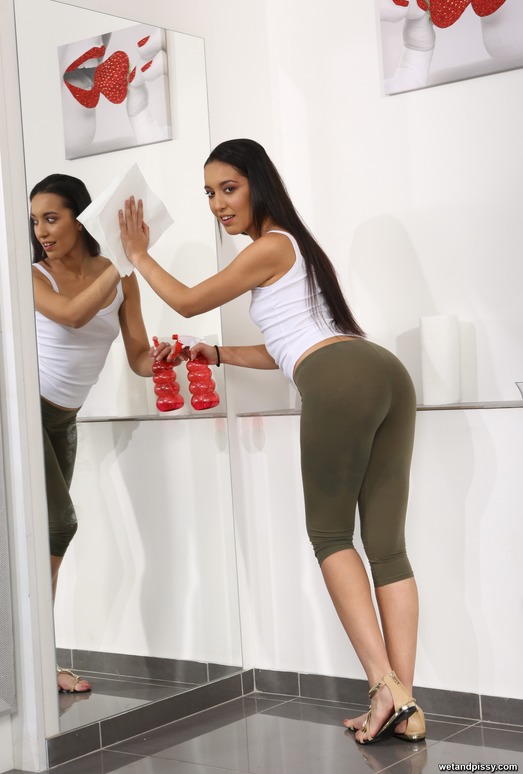 Gorgeous babe Amanda Estela pees over a mirror