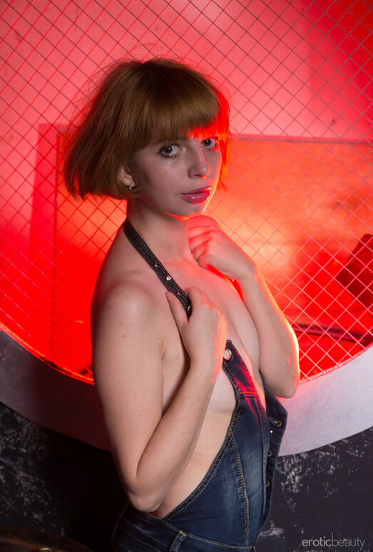 Sofia H - Porthole - Erotic Beauty