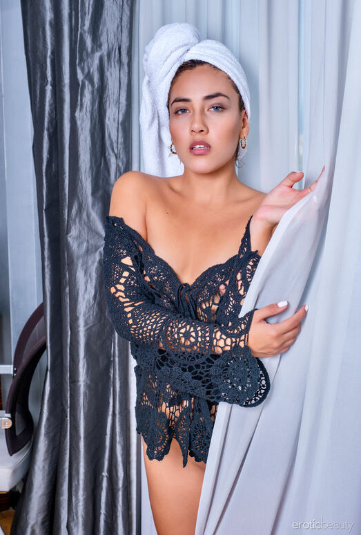 Squirrel - Full Lips - Erotic Beauty