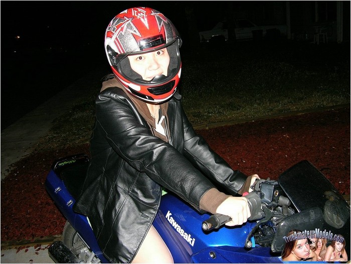 Amateur Teen Girl Spreads Nude On Motorcycle