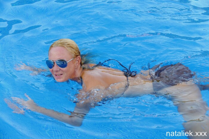 Natalie K - Anal play in my bikini in the public pool