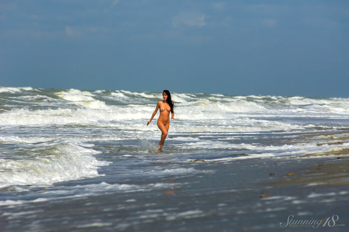 Eldoris Q - Eldoris - Playing in the Waves - Stunning 18