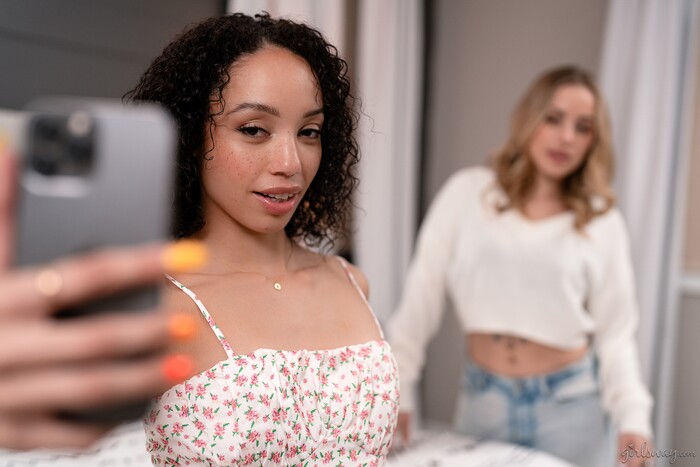 Alexis Tae, Anna Claire Clouds - Selfie Spy - Girlsway