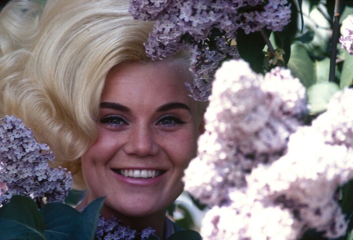 Inger needs her car repaired - Private Classics